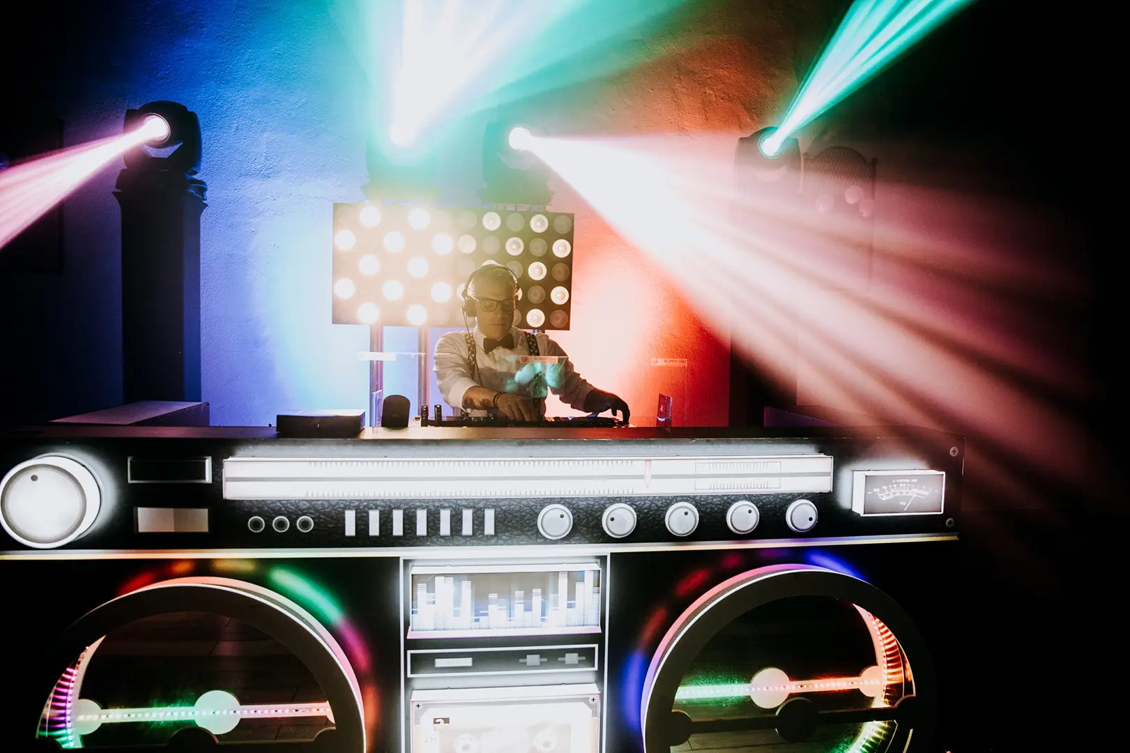 Dj de bodas pinchando en una fiesta animada